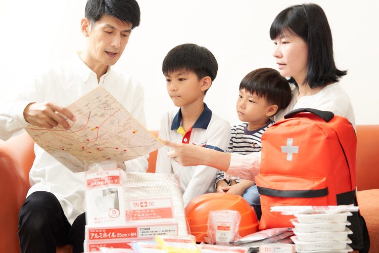 防災グッズを確認する家族