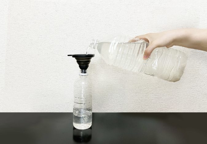 ロートに脱脂綿をセットしてろ過しているところ