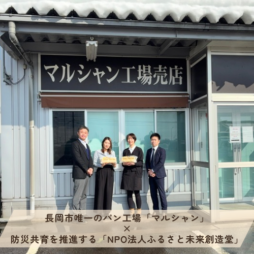 マルシャン工場売店の前に立つ両社のスタッフ